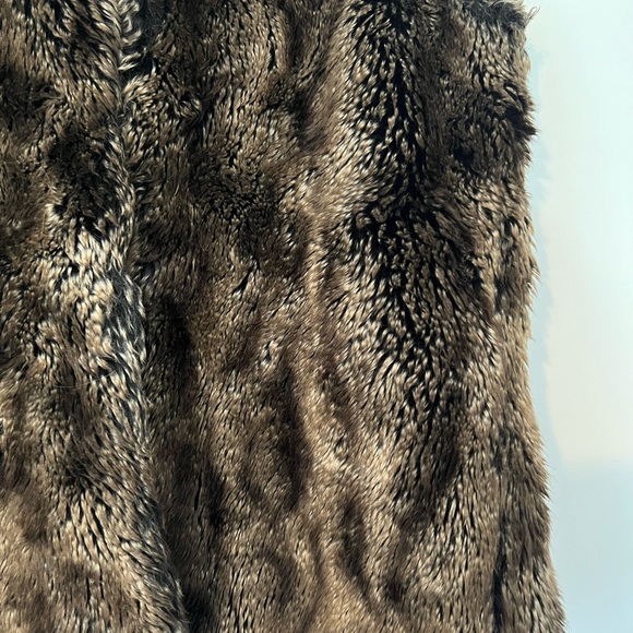 Cozy, furry vest! - Picture 2 of 4